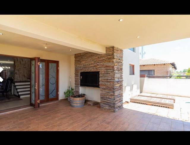 5 BEDROOM HOUSE FOR SALE IN MAHUBE VALLEY